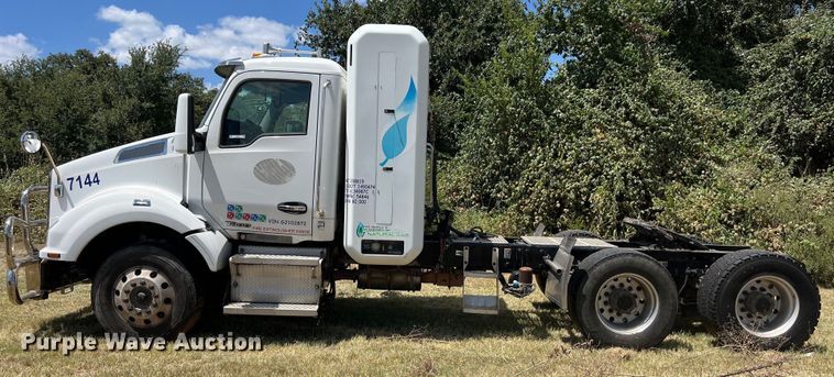 image for item EJ2902 2016 Kenworth T880 semi truck