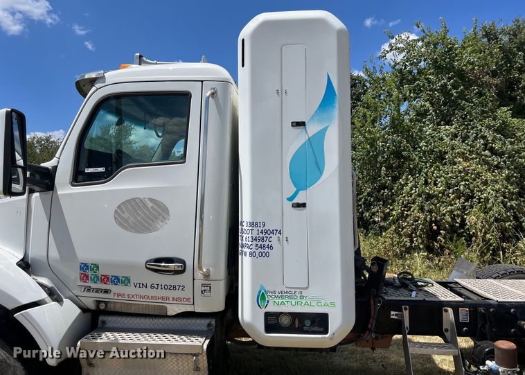 image for item EJ2902 2016 Kenworth T880 semi truck