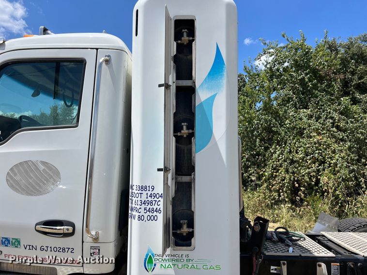 image for item EJ2902 2016 Kenworth T880 semi truck