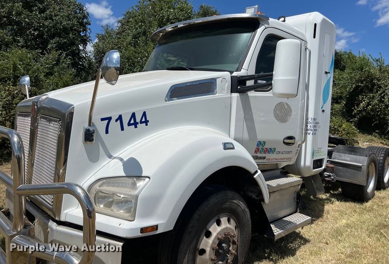 image for item EJ2902 2016 Kenworth T880 semi truck