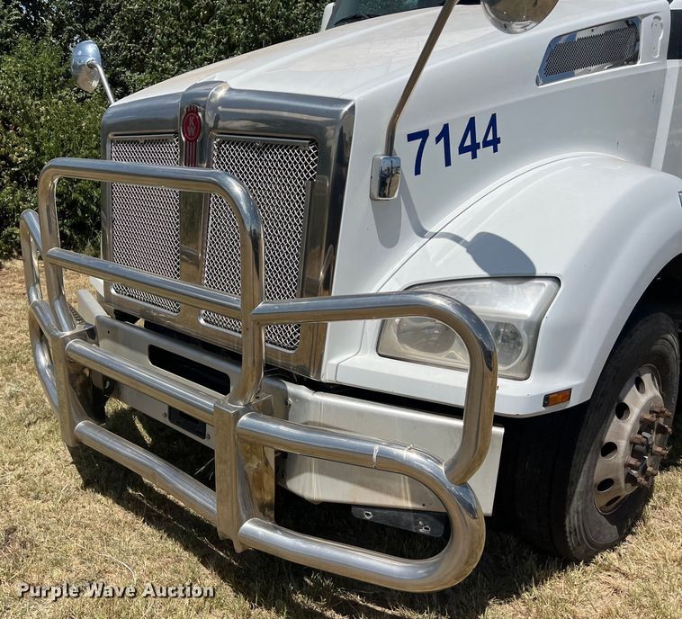 image for item EJ2902 2016 Kenworth T880 semi truck