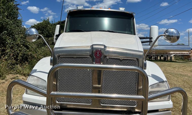 image for item EJ2902 2016 Kenworth T880 semi truck