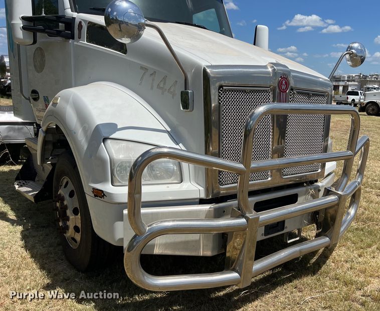 image for item EJ2902 2016 Kenworth T880 semi truck