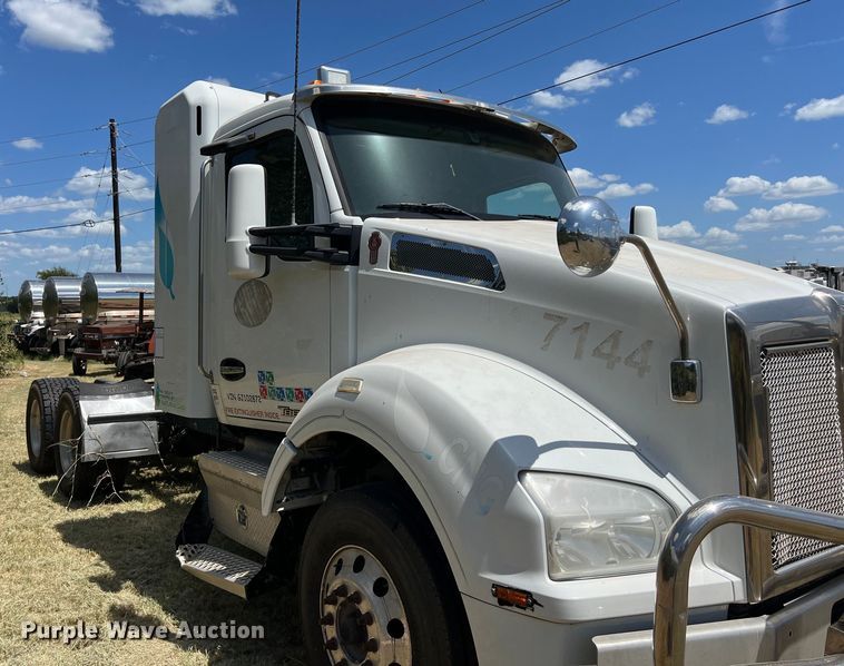 image for item EJ2902 2016 Kenworth T880 semi truck