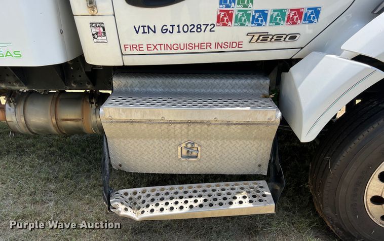 image for item EJ2902 2016 Kenworth T880 semi truck