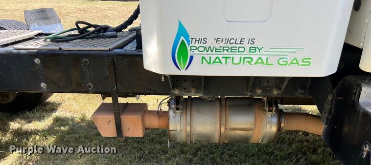 image for item EJ2902 2016 Kenworth T880 semi truck