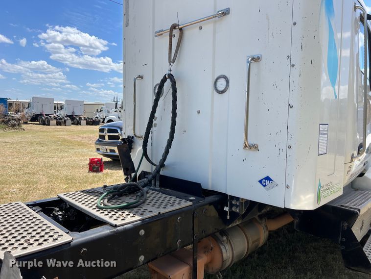 image for item EJ2902 2016 Kenworth T880 semi truck