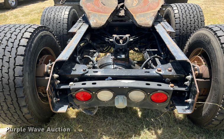 image for item EJ2902 2016 Kenworth T880 semi truck