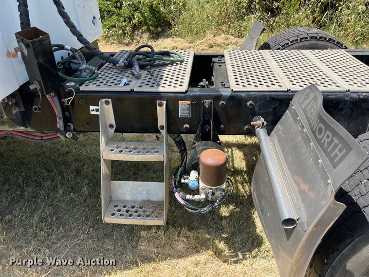 image for item EJ2902 2016 Kenworth T880 semi truck