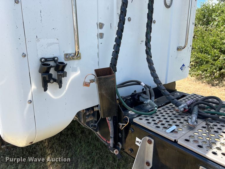 image for item EJ2902 2016 Kenworth T880 semi truck