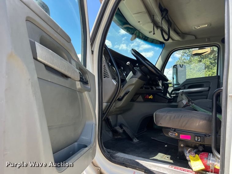 image for item EJ2902 2016 Kenworth T880 semi truck