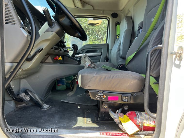 image for item EJ2902 2016 Kenworth T880 semi truck