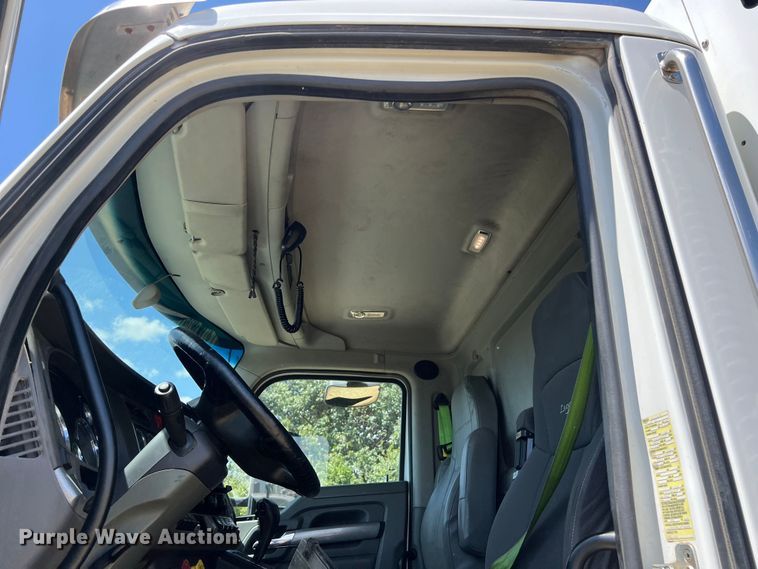 image for item EJ2902 2016 Kenworth T880 semi truck