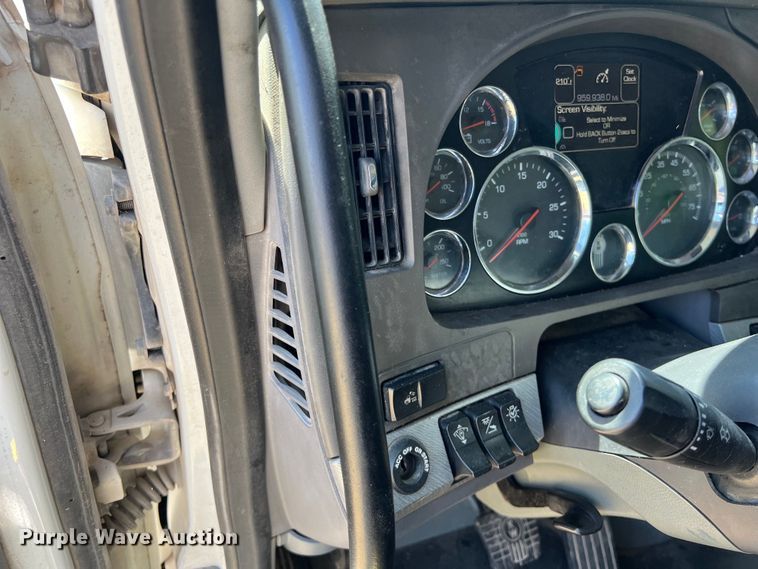 image for item EJ2902 2016 Kenworth T880 semi truck