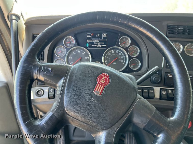 image for item EJ2902 2016 Kenworth T880 semi truck