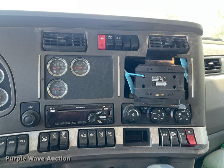 image for item EJ2902 2016 Kenworth T880 semi truck