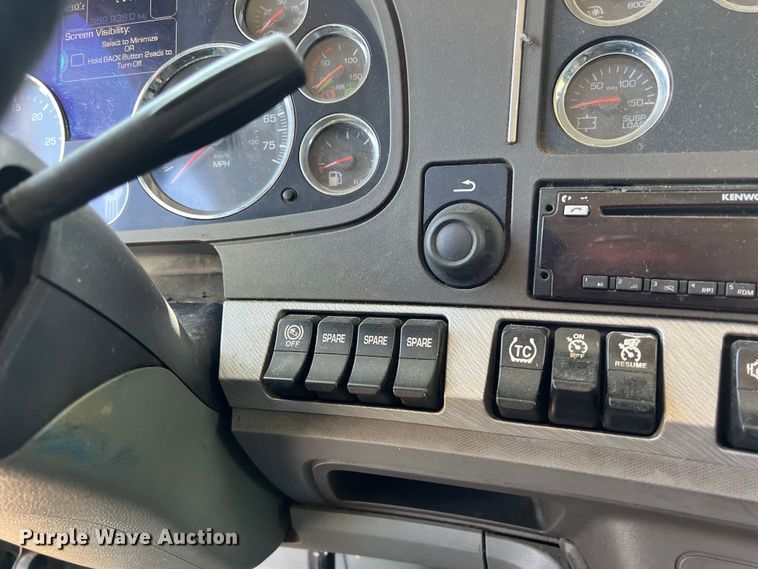 image for item EJ2902 2016 Kenworth T880 semi truck