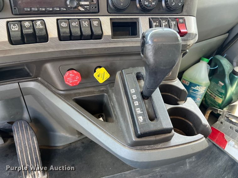 image for item EJ2902 2016 Kenworth T880 semi truck