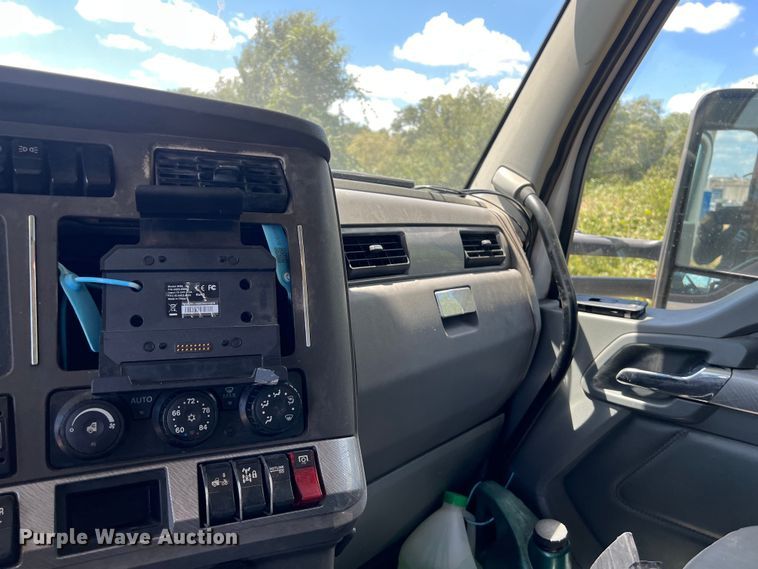 image for item EJ2902 2016 Kenworth T880 semi truck