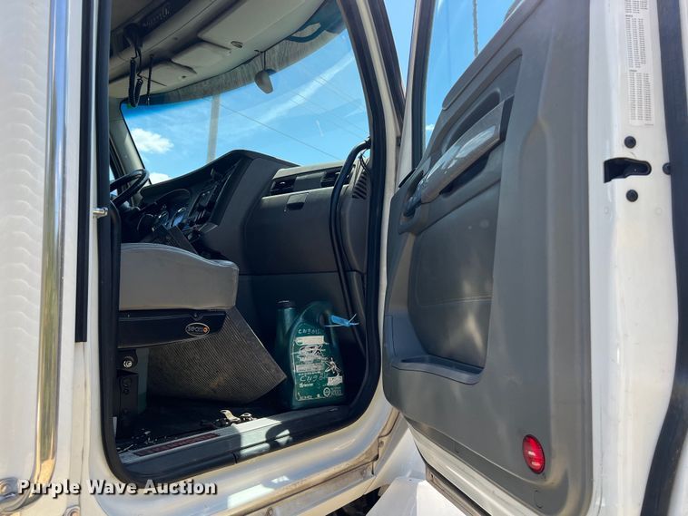 image for item EJ2902 2016 Kenworth T880 semi truck