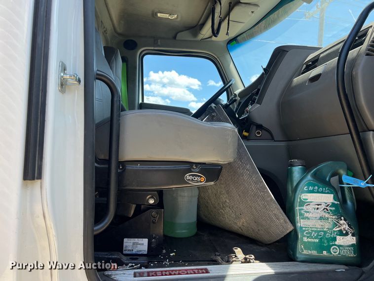 image for item EJ2902 2016 Kenworth T880 semi truck