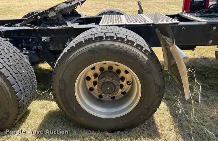 image for item EJ2902 2016 Kenworth T880 semi truck