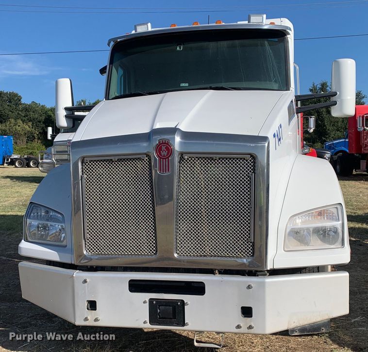 image for item EJ2903 2016 Kenworth  T880 semi truck