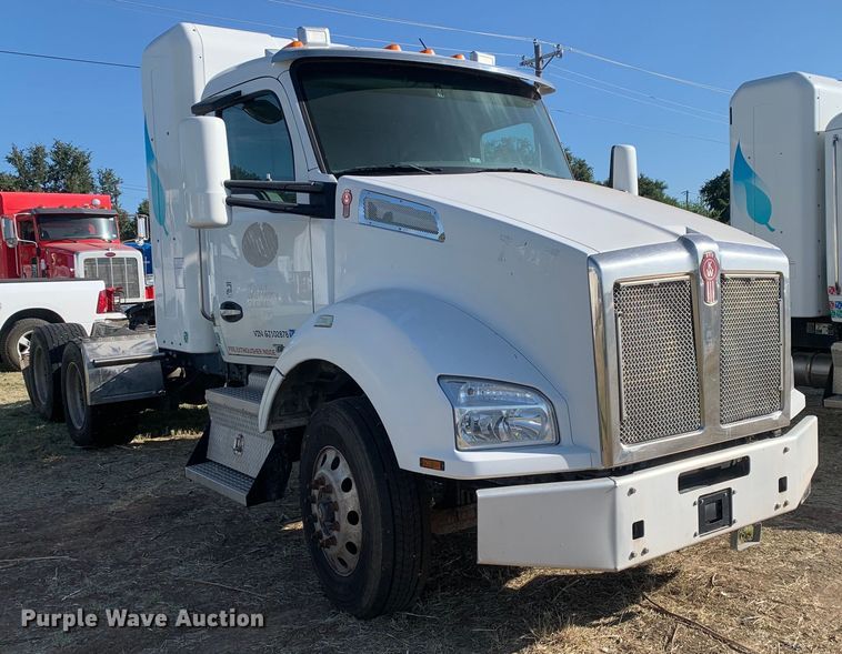 image for item EJ2903 2016 Kenworth  T880 semi truck