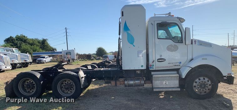 image for item EJ2903 2016 Kenworth  T880 semi truck
