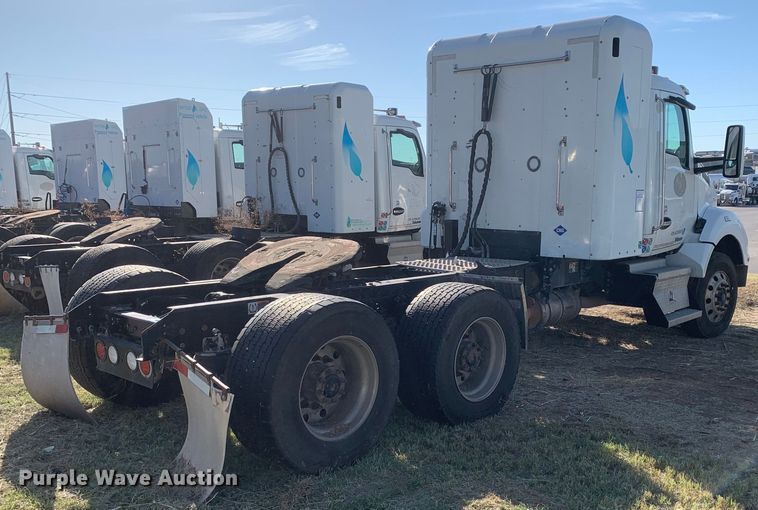 image for item EJ2903 2016 Kenworth  T880 semi truck