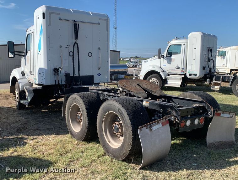 image for item EJ2903 2016 Kenworth  T880 semi truck