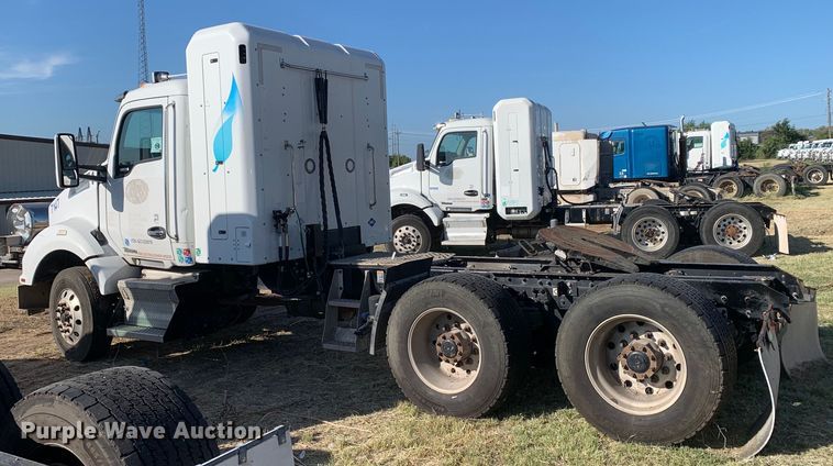 image for item EJ2903 2016 Kenworth  T880 semi truck