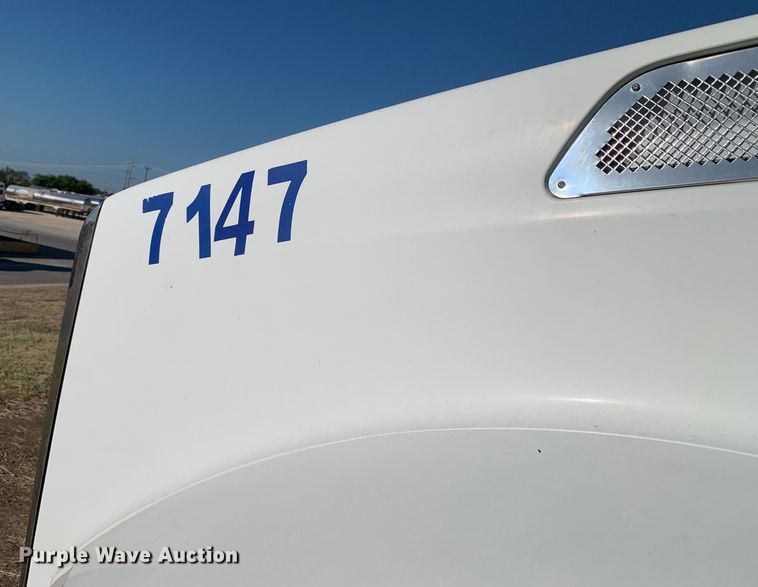 image for item EJ2903 2016 Kenworth  T880 semi truck