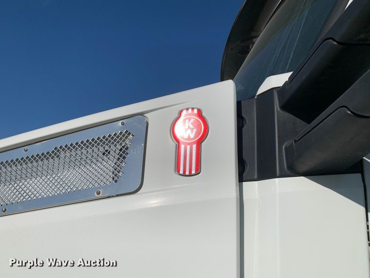 image for item EJ2903 2016 Kenworth  T880 semi truck