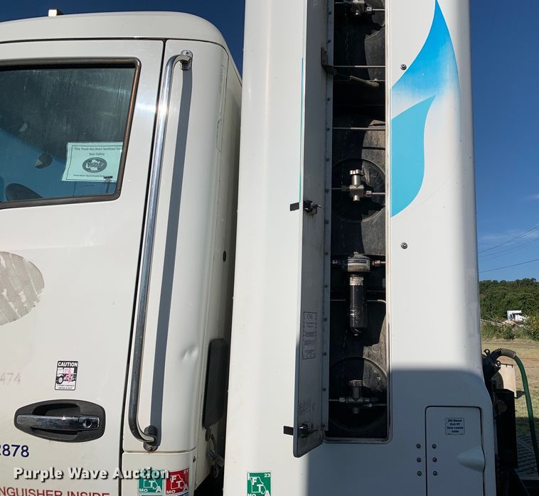 image for item EJ2903 2016 Kenworth  T880 semi truck