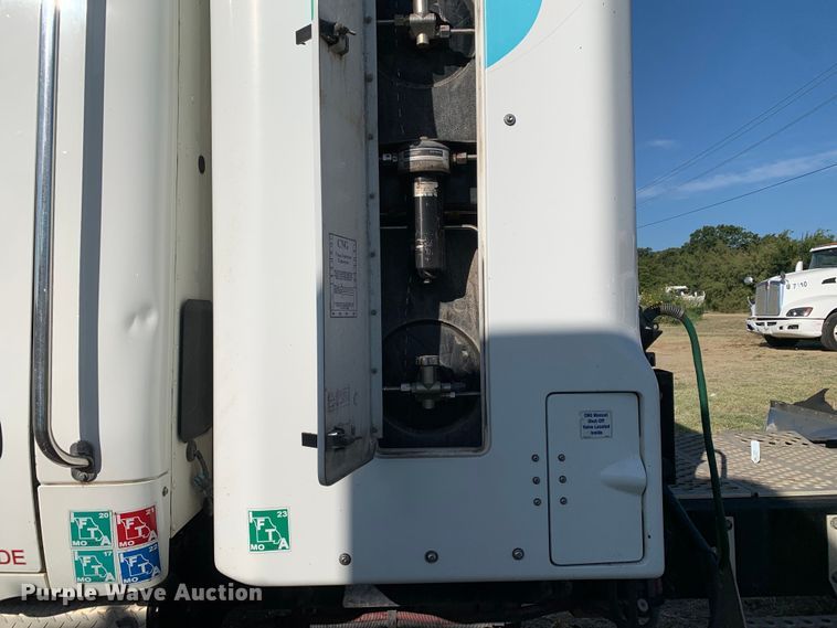 image for item EJ2903 2016 Kenworth  T880 semi truck