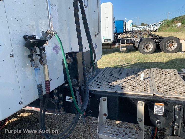 image for item EJ2903 2016 Kenworth  T880 semi truck