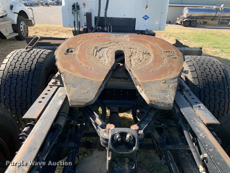 image for item EJ2903 2016 Kenworth  T880 semi truck