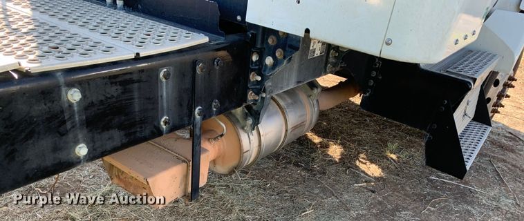 image for item EJ2903 2016 Kenworth  T880 semi truck