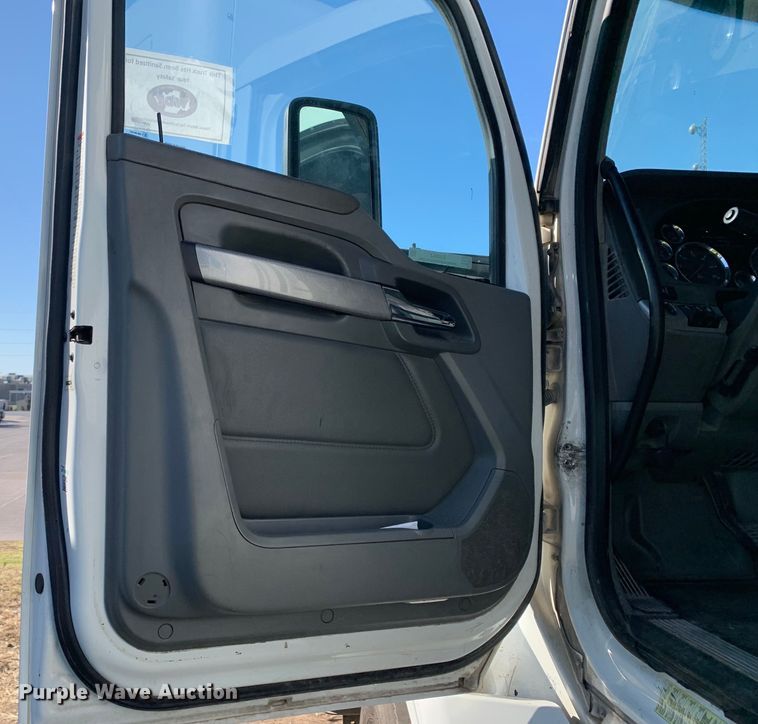 image for item EJ2903 2016 Kenworth  T880 semi truck