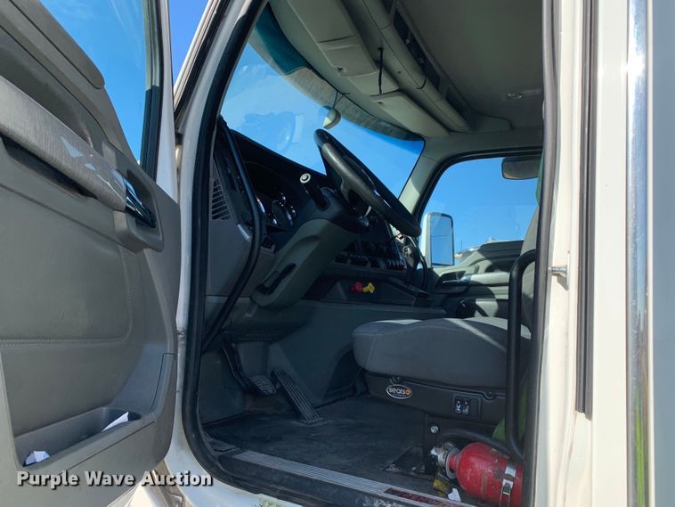 image for item EJ2903 2016 Kenworth  T880 semi truck