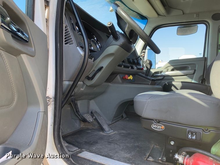 image for item EJ2903 2016 Kenworth  T880 semi truck