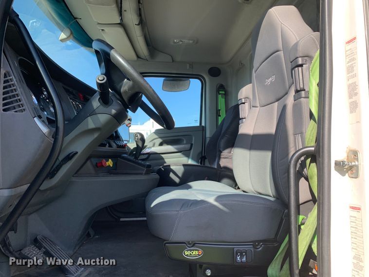 image for item EJ2903 2016 Kenworth  T880 semi truck