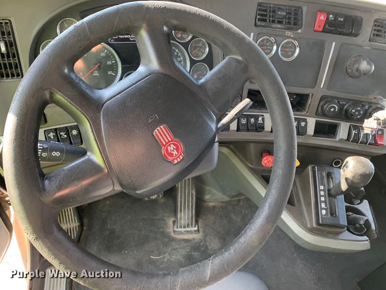 image for item EJ2903 2016 Kenworth  T880 semi truck