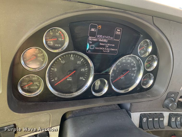 image for item EJ2903 2016 Kenworth  T880 semi truck