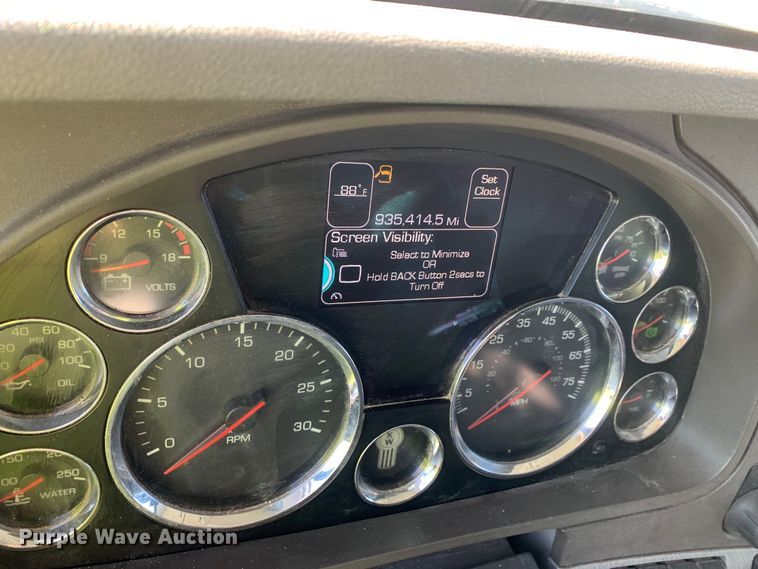 image for item EJ2903 2016 Kenworth  T880 semi truck