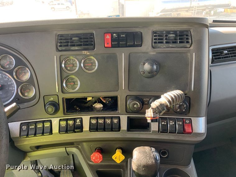 image for item EJ2903 2016 Kenworth  T880 semi truck