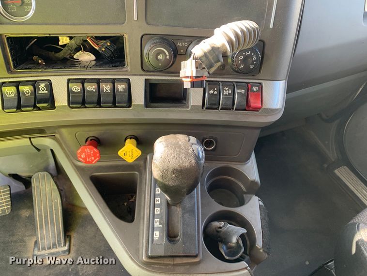 image for item EJ2903 2016 Kenworth  T880 semi truck