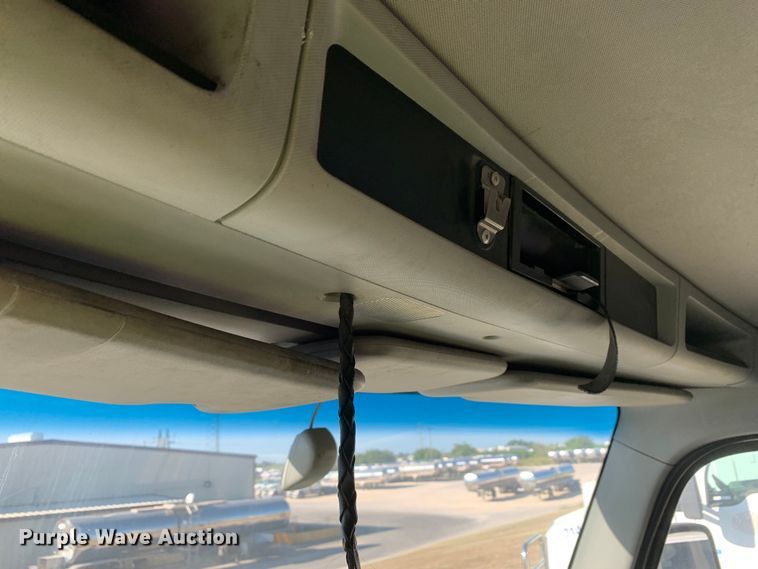 image for item EJ2903 2016 Kenworth  T880 semi truck