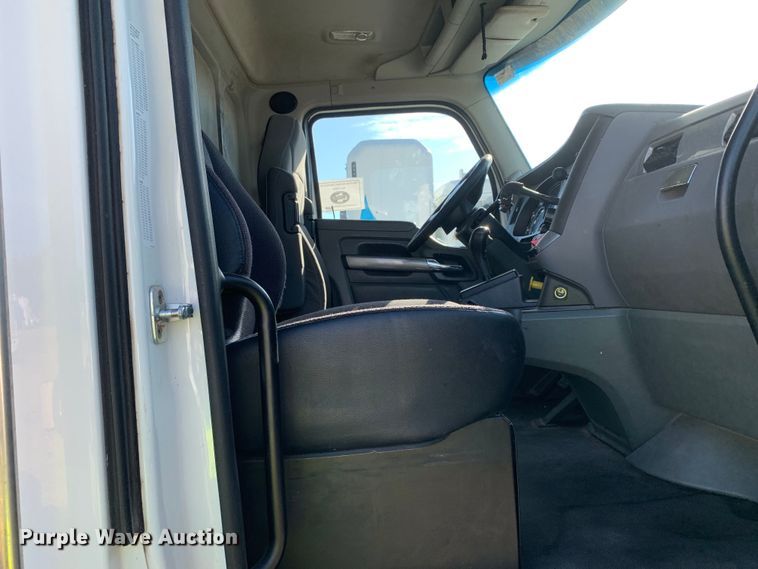 image for item EJ2903 2016 Kenworth  T880 semi truck